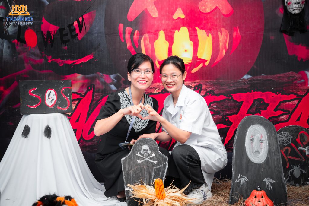 Thầy Cô cũng hòa mình vào không khí Halloween qua từng thước hình